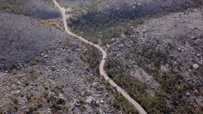 汽车在沙漠道路上行驶的视频