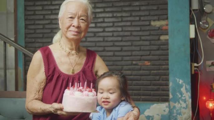 奶奶的生日聚会与家人在家里，切蛋糕，唱歌和吃饭，检疫新型冠状病毒肺炎在泰国。