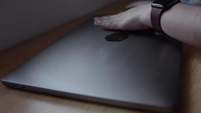 女性用酒精喷雾清洁笔记本电脑保护冠状病毒