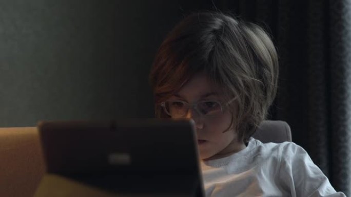 在平板电脑上玩的孩子。