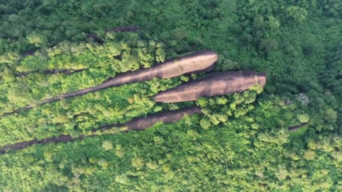 三块鲸鱼石的空中俯视图。鸟瞰图拍摄了Bueng Kan富星郊野公园的三头鲸鱼岩石。泰国丰坎富星郊野公