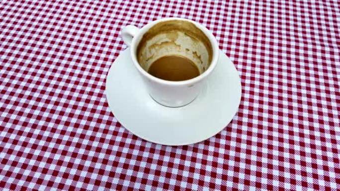 一杯红床单的卡布奇诺咖啡放在桌子上。咖啡时间到了。