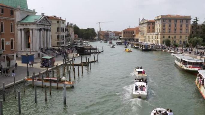 威尼斯意大利大运河运输路线，从桥上可以看到
