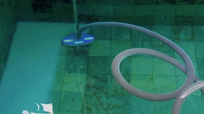 用手动水下真空吸尘器清洁游泳池。服务和技术。