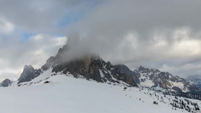 冬季，在积雪覆盖的山峰上移动云层的时间流逝