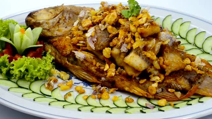 香脆大蒜和辣椒鱼泰国菜和亚洲融合风格