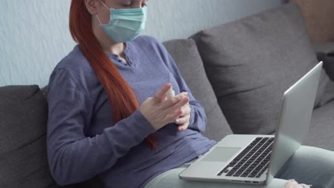 女人用抗菌擦擦键盘。