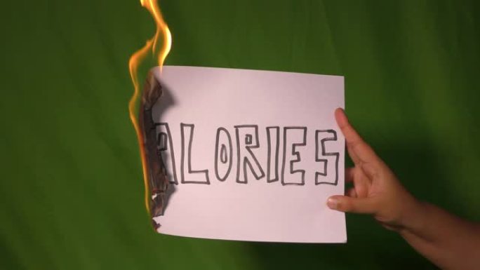 一只手握着燃烧的纸，上面写着卡路里文字。