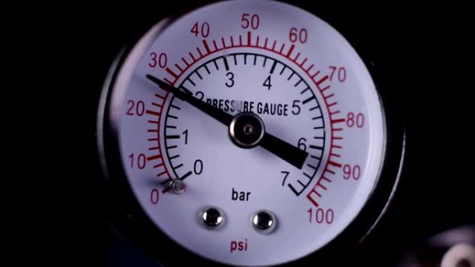 空气压缩机压力计特写缓慢降低压力测量