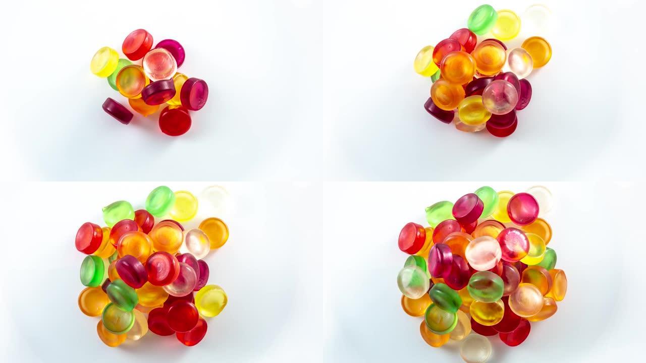 软糖熊堆积在充满糖果的山上作为动画