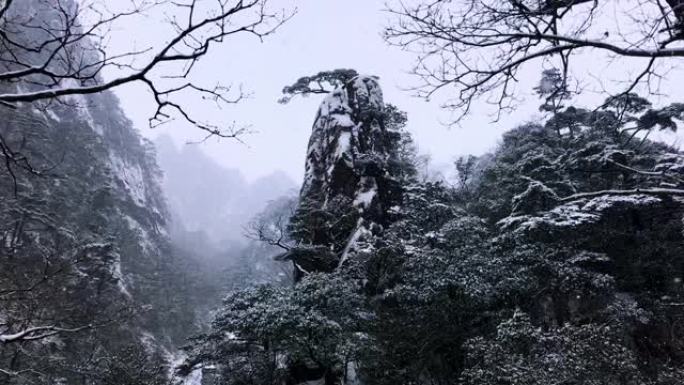 黄山罕见下雪联合国教科文组织世界遗产，冬季大雪风景公园