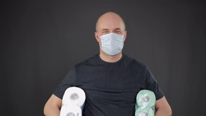 脸上戴着防护面罩的秃头，腋下拿着卫生纸。新型冠状病毒肺炎流行病时戴口罩的人。待在家里检疫隔离。