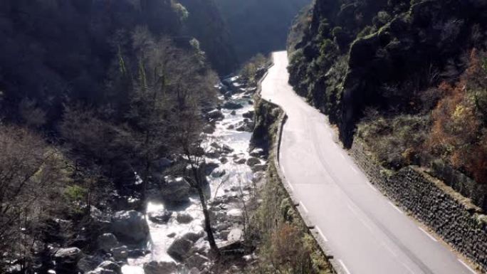 沿路的山河，空中全景无人机可以看到风景秀丽的高速公路，被云雾覆盖的美丽景观，桥梁和高架桥，沿路的山河