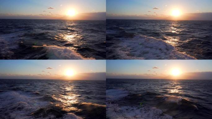 美丽的日落期间公海上的小浪