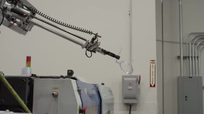美国制造厂机械臂注塑机