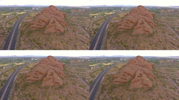 高速公路的鸟瞰图穿过亚利桑那州凤凰城郊区的山脉