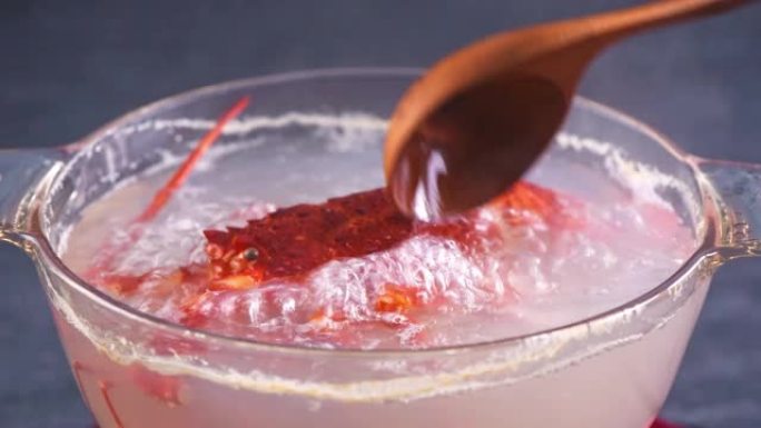 煮沸的生鲜海角龙虾，西海岸龙虾，玻璃锅中的Jasus lalandii的延时拍摄，特写，4K UHD
