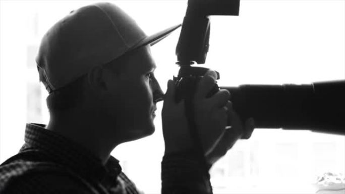 年轻男摄影师用专业相机拍照