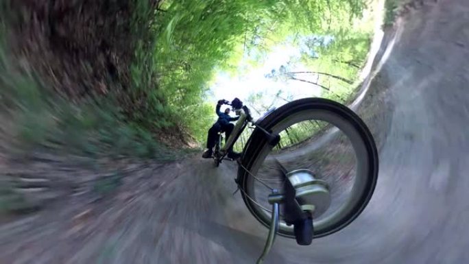 男子骑电动自行车穿越春天森林，360度视频