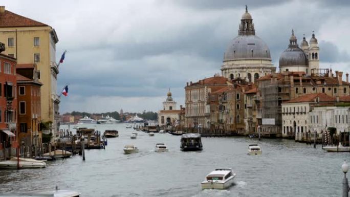 威尼斯意大利大运河运输路线，从桥上可以看到