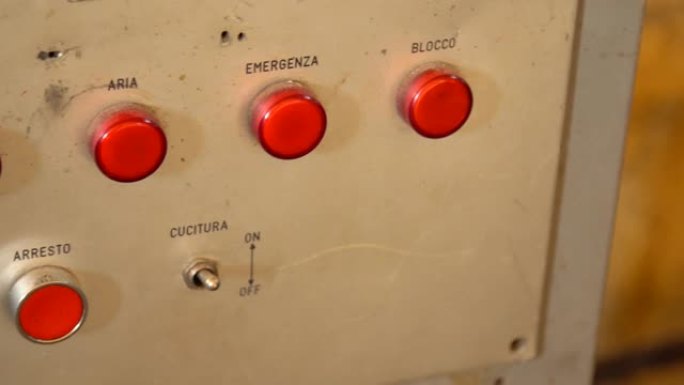 旧机器上带有按钮的面板