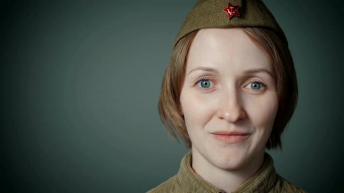 一名年轻女子穿着红军制服的视频