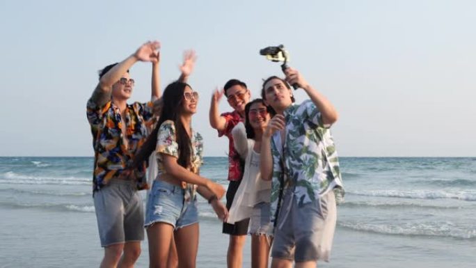 团体青少年亚洲华人旅游海边海滩夏天。旅行者年轻有趣，享受智能手机自拍。群友拍摄视频旅游博主。4K U