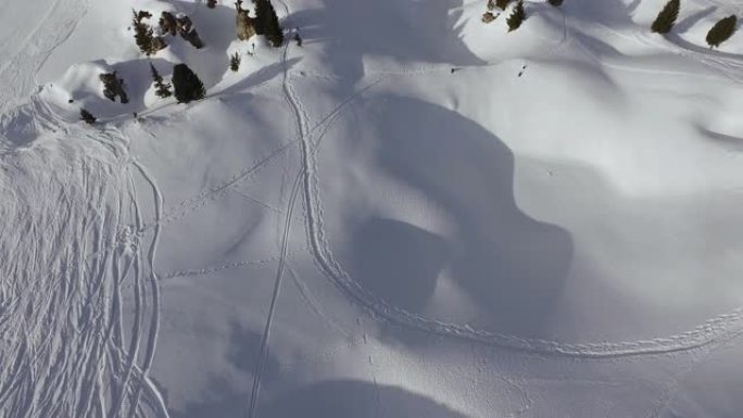 雪地上滑雪道的鸟瞰图