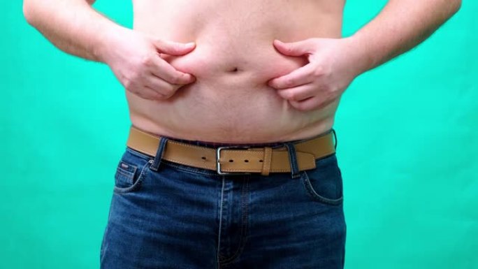 一个男人在grenn屏幕上显示出大胖的肚子。超重和暴饮暴食的问题。特写4K