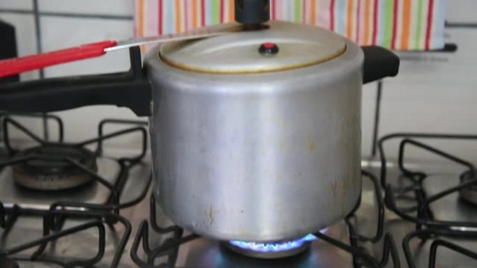 在厨房的炉子上可以看到高压锅