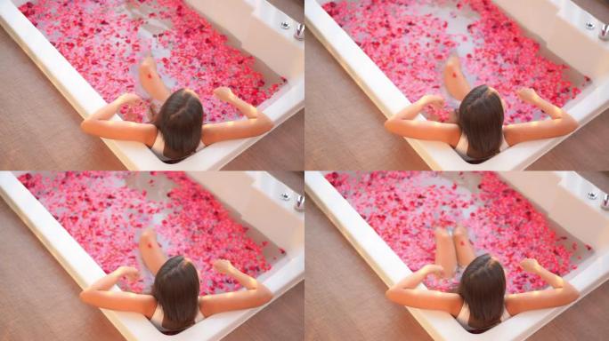 年轻的亚洲女性在浴缸里放松水疗