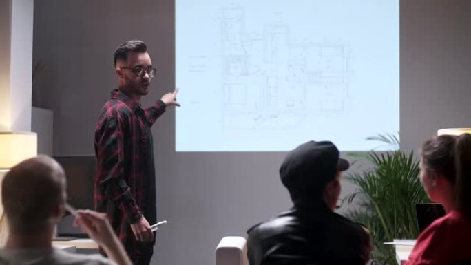 商务会议。室内设计师团队对项目的讨论: 公寓的屏幕项目。扬德·曼对观众感兴趣