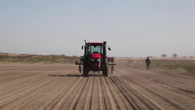 拖拉机耕地 农业科技