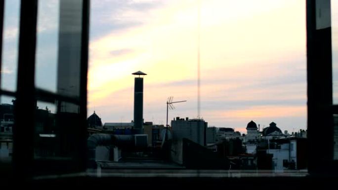 从我的窗户可以看到巴塞罗那的日落景色。时间流逝