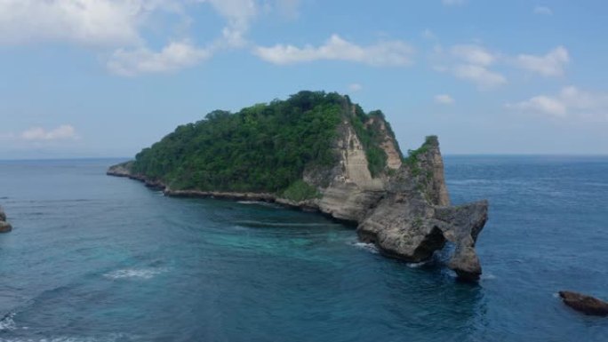 被海洋冲刷的热带岛屿的鸟瞰图，Atuh海滩。努沙佩尼达，巴厘岛