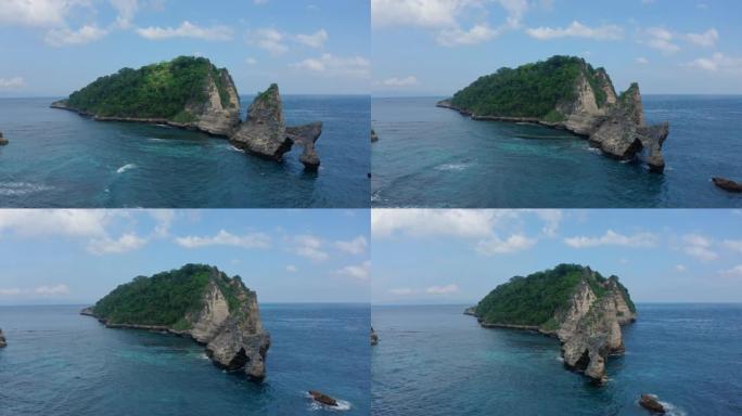 被海洋冲刷的热带岛屿的鸟瞰图，Atuh海滩。努沙佩尼达，巴厘岛