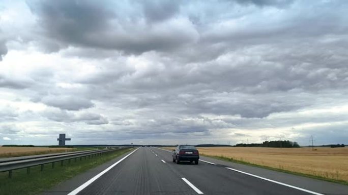 白俄罗斯。维捷布斯克。04.07.2019。穿过一辆汽车的挡风玻璃拍摄，该汽车沿着白俄罗斯的高速公路
