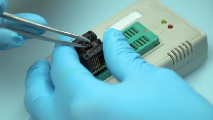 向导通过适配器soic8将芯片插入编程器，以对芯片进行编程。技术。