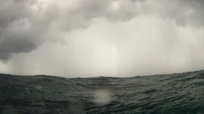 风暴期间在海上迷路的POV视角