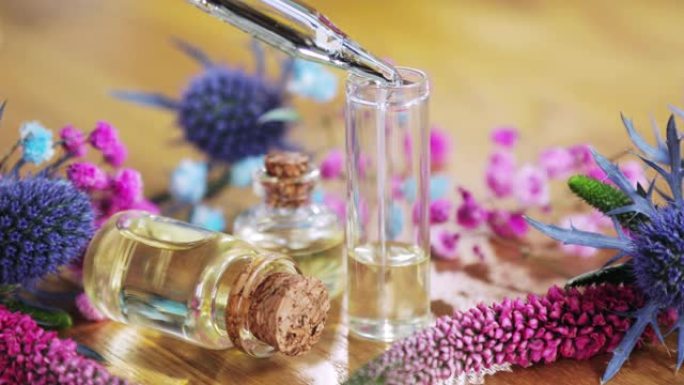 调香师创造新的芳香液体香水倒入精油在玻璃小瓶。