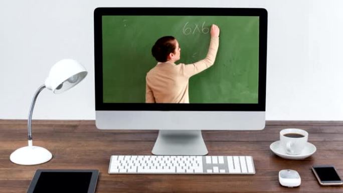 电脑显示器在屏幕上显示高加索女老师的动画