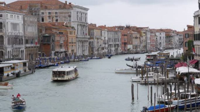 威尼斯意大利大运河运输路线，从里亚托桥看