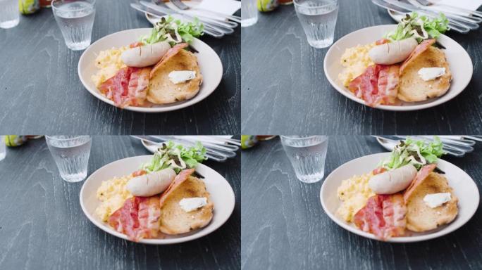 早上在家户外在黑桌上关闭美式早餐。平移镜头