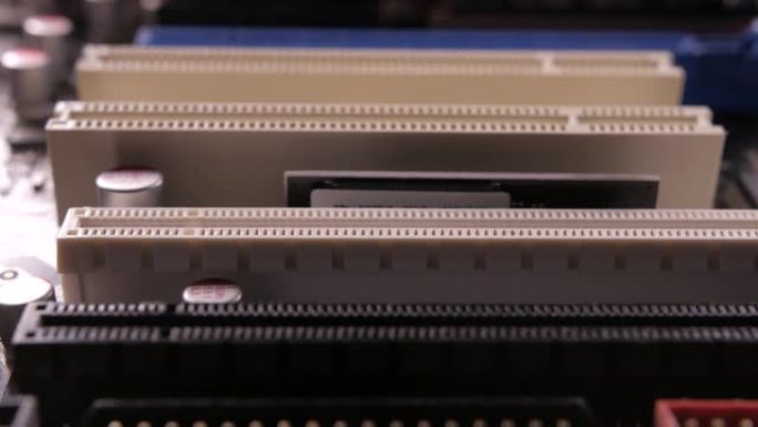 主板上PCI-E插槽的宏观视图，滑块拍摄