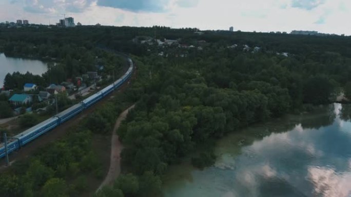 一列火车在乡下沿着铁路行驶