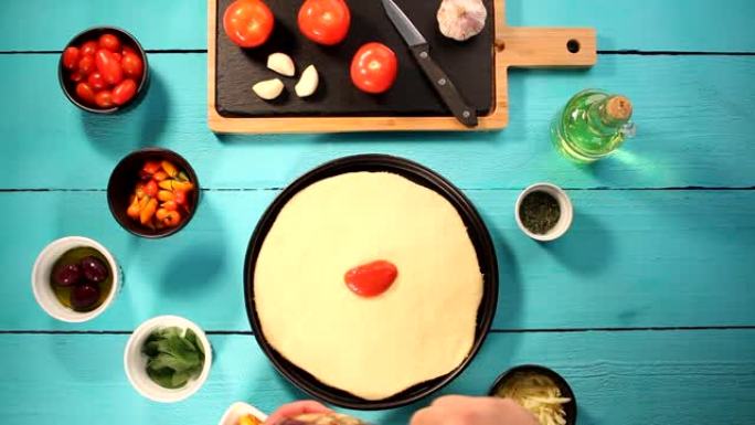 比萨饼准备，番茄酱，马苏里拉奶酪，樱桃番茄，胡椒Biquinho，罗勒，牛至在翠绿色的木制桌子