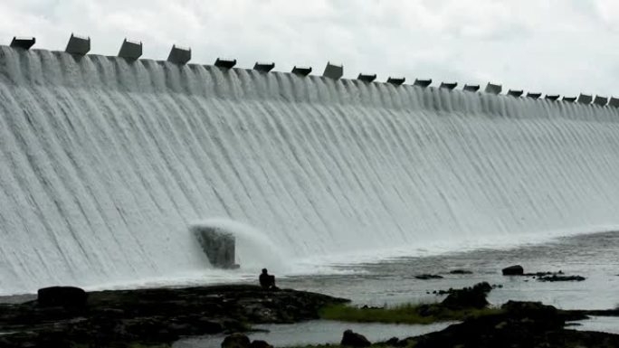 带闸门的大坝，印度河有溢水的大坝。