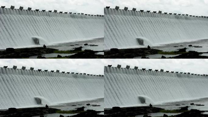 带闸门的大坝，印度河有溢水的大坝。