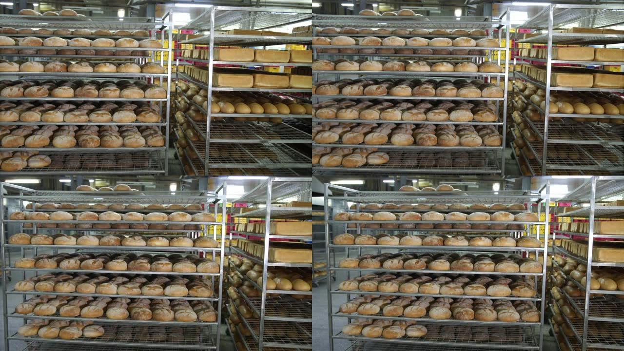 烘焙产品的生产。面包店的架子上放着新鲜出炉的红润面包。面包店货架上有很多面包。