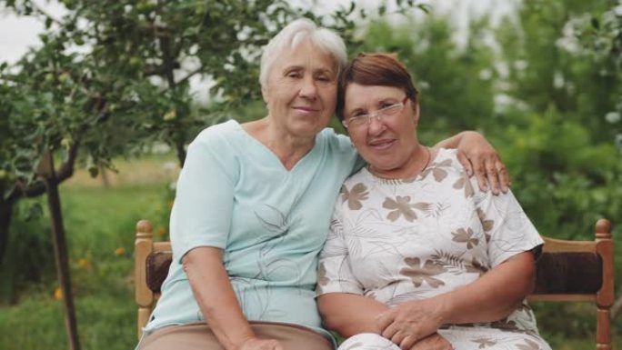 两名老年妇女微笑着看着镜头